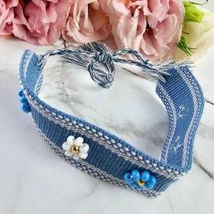 Bransoletka sznurkowa pleciona z kwiatkami granatowa